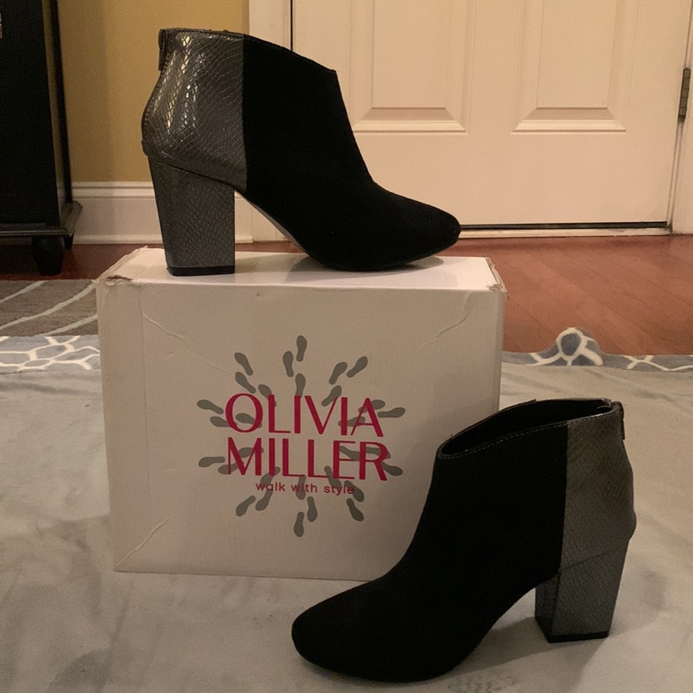 GREAT VALUE!! CLEARANCE PRICING 
SIZE 7.5